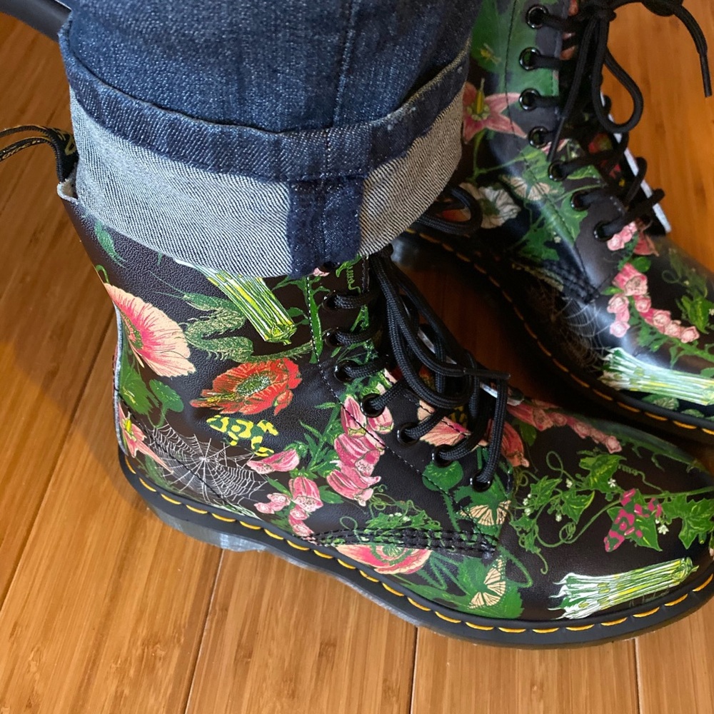 Dr. Martens Pascal 146 Floral Lace-up Boot womens EU42/US10